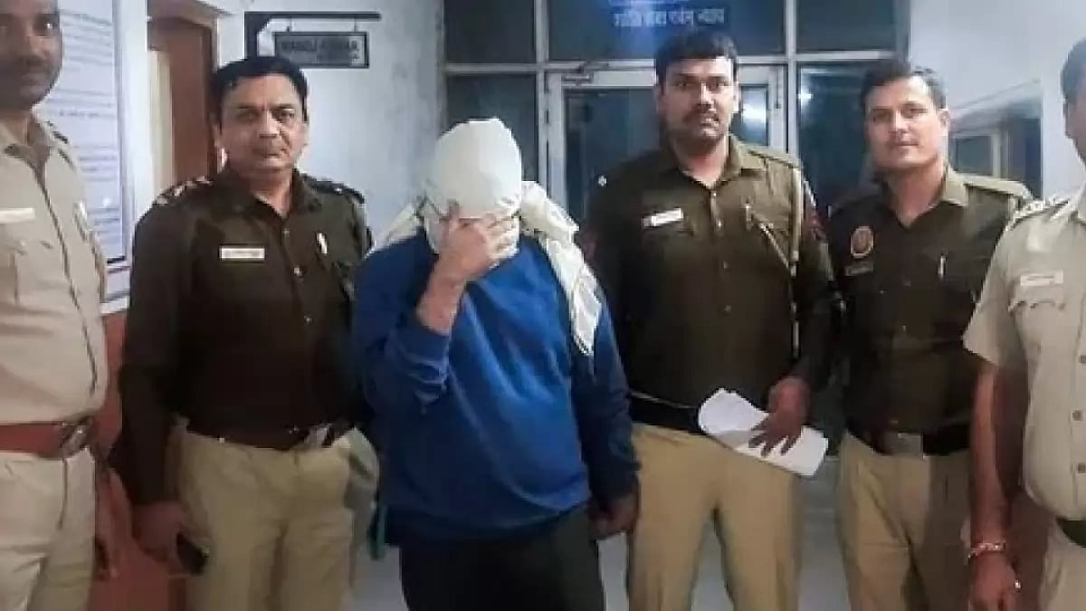 Aaftab Poonawala with Delhi police officials