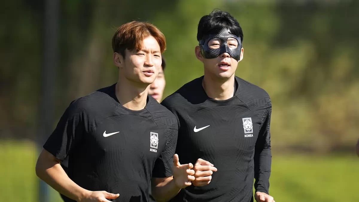 Son Heung-min pictured with teammate Kim Jin-su during a team warm-up session.