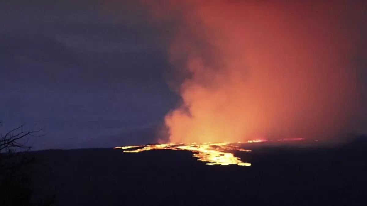 Lava pouring out of the summit crater of Mauna Loa on Monday.