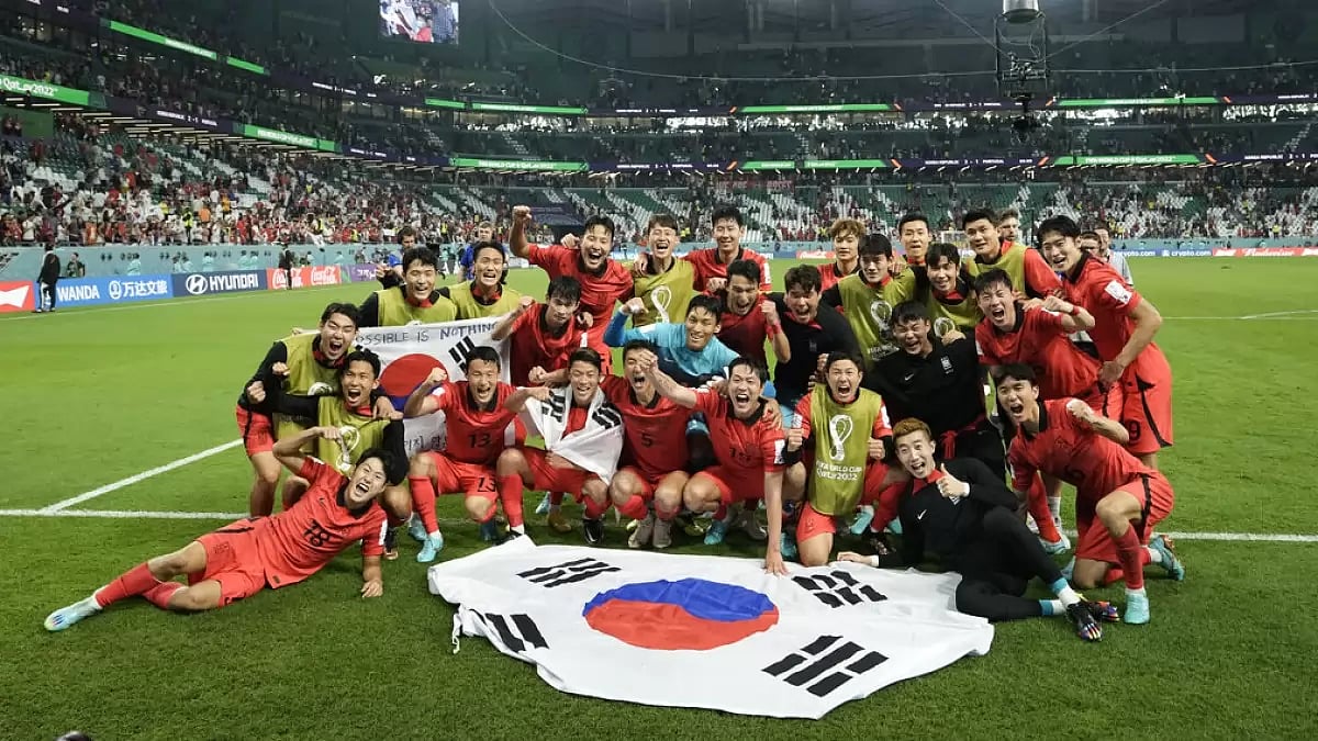 South Korea players celebrate after learning about their Round of 16 qualification.