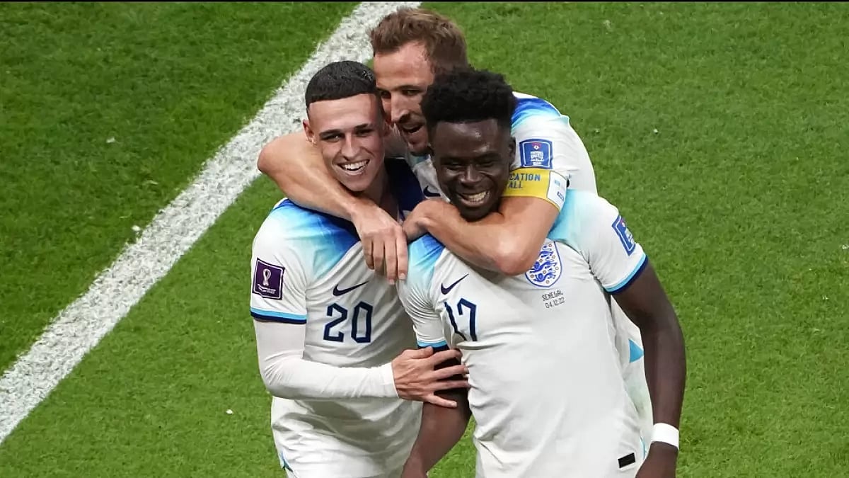 Bukayo Saka celebrates with Foden and Kane after scoring England's third goal against Senegal.