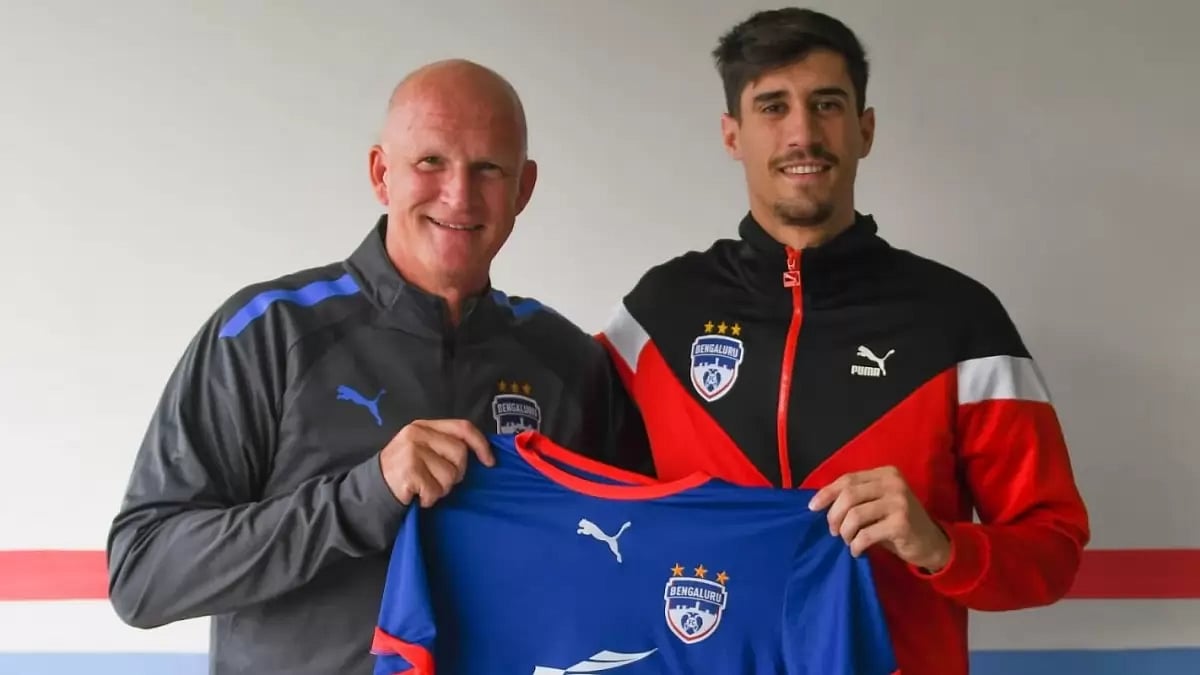 Pablo Perez pictured with Bengaluru FC head coach Simon Grayson.
