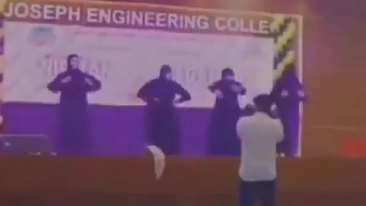 Four boys dancing to 'Fevicol Se' song at Mangaluru's engineering college