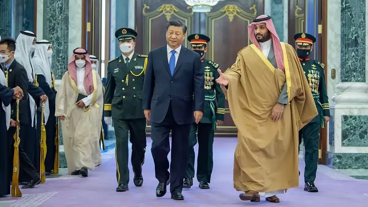 Chinese President Xi Jinping greeted by Saudi Crown Prince Mohammed bin Salman.