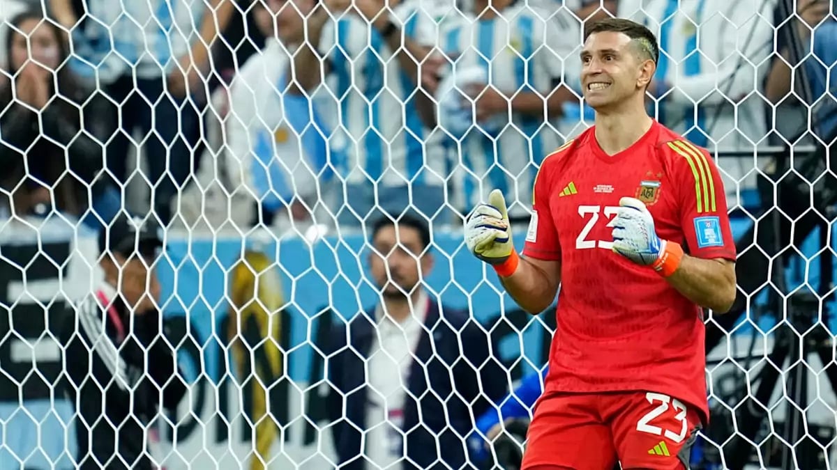 Emiliano Martinez currently plays for Aston Villa in the English Premier League.