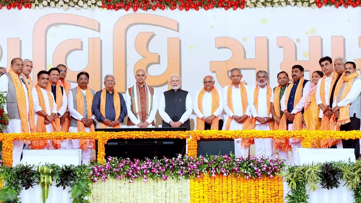 Gujarat CM Bhupendra Patel with Cabinet colleagues and PM Narendra Modi at the swearing-in ceremony - null