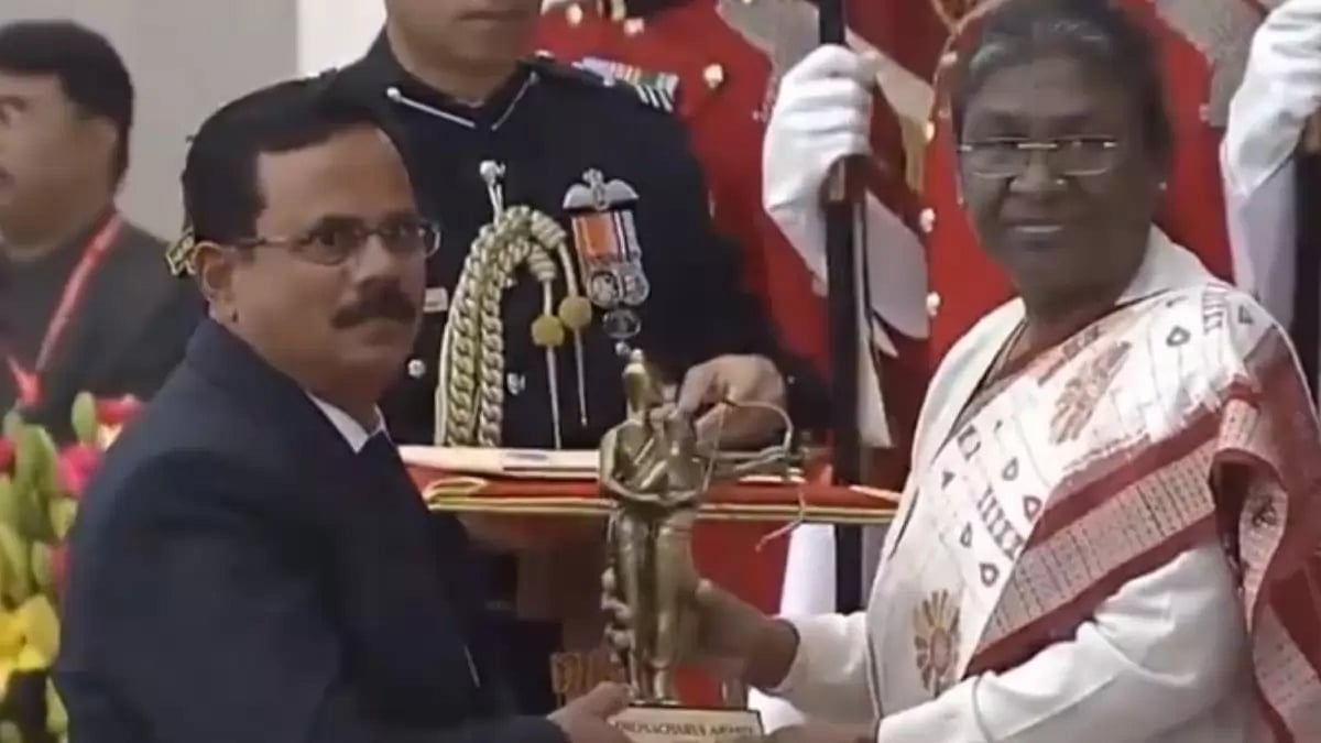 Dronacharya Awardee Dinesh Lad (L)