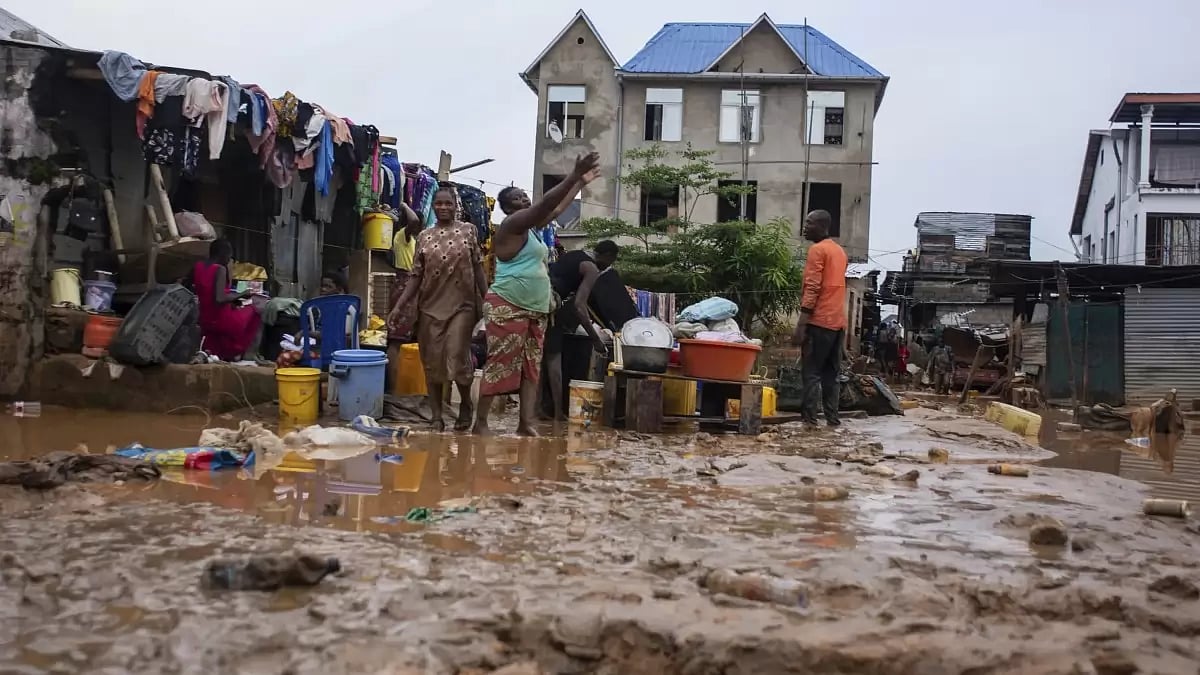 Residents clean up following torrential rains in Congos capital city Kinshasa.