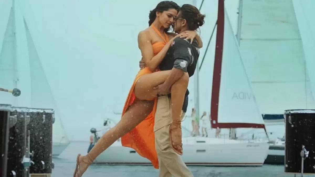 Deepika Padukone And Shah Rukh Khan In A Still From Pathaan