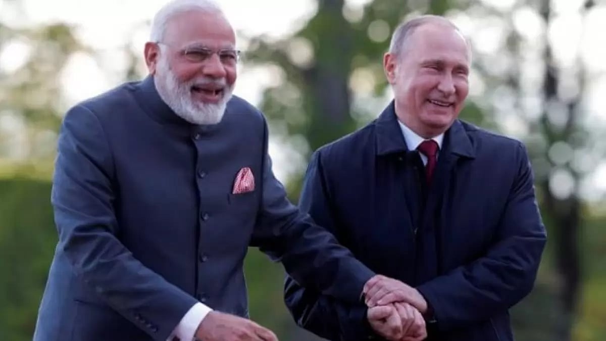 Indian Prime Minister Narendra Modi (L) with Russian President Vladimir Putin