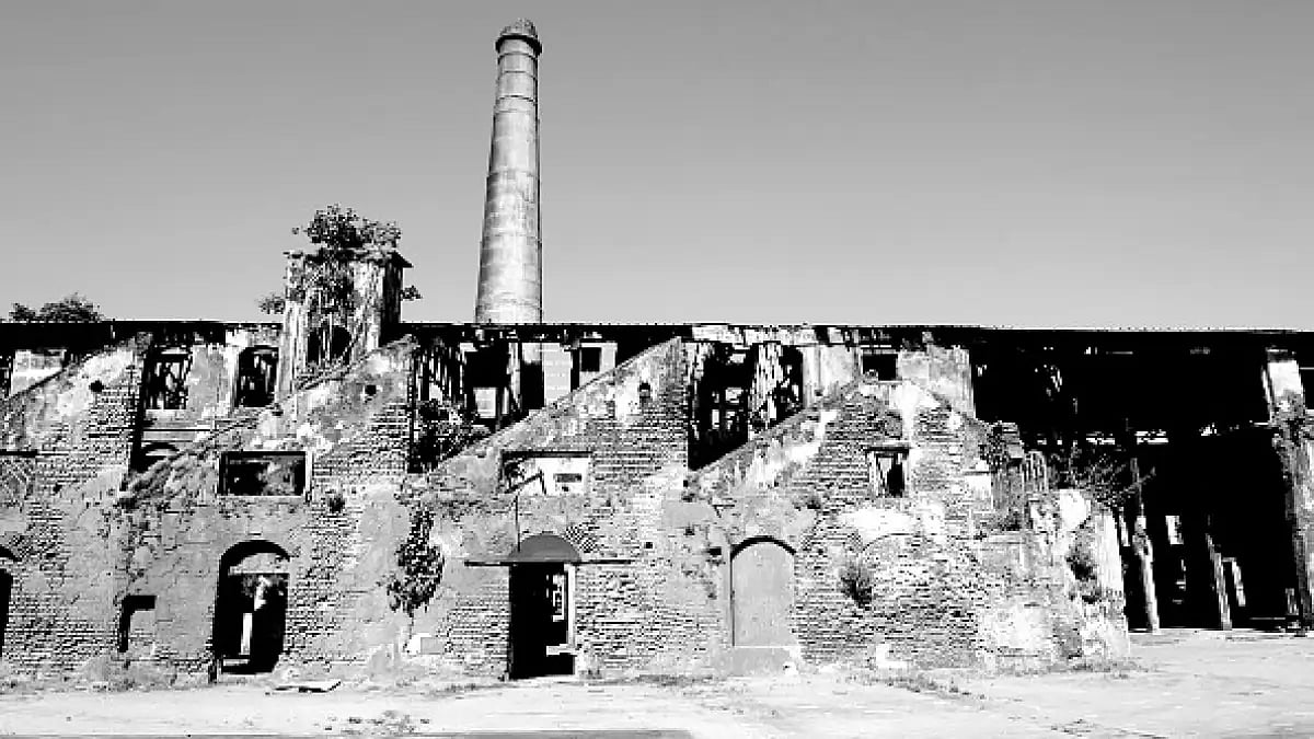 Dr. Paramita Mukherjee Mullick writes on Mumbai’s closed cotton mills, on vada pav, and  on the 100 years of the Marine Drive.