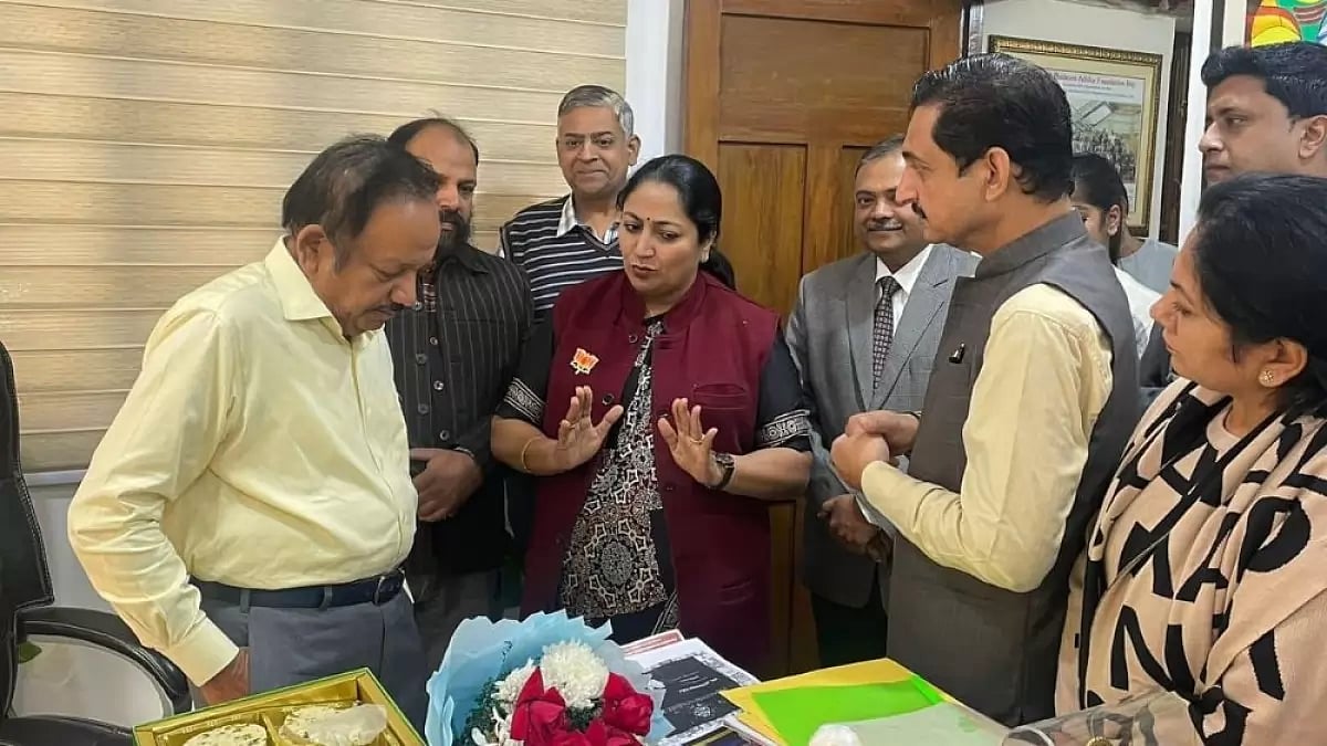JP's Rekha Gupta with other BJP members.