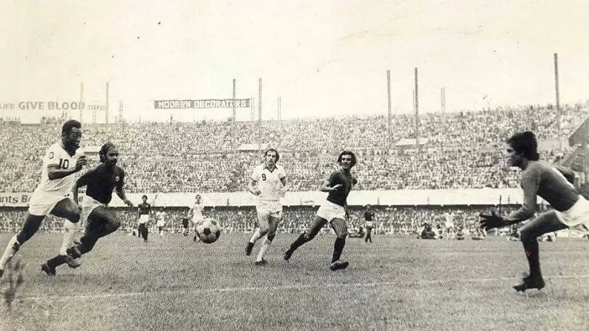 Pele in action against Mohun Bagan with Bagan’s Pradip Chowdhury to his left