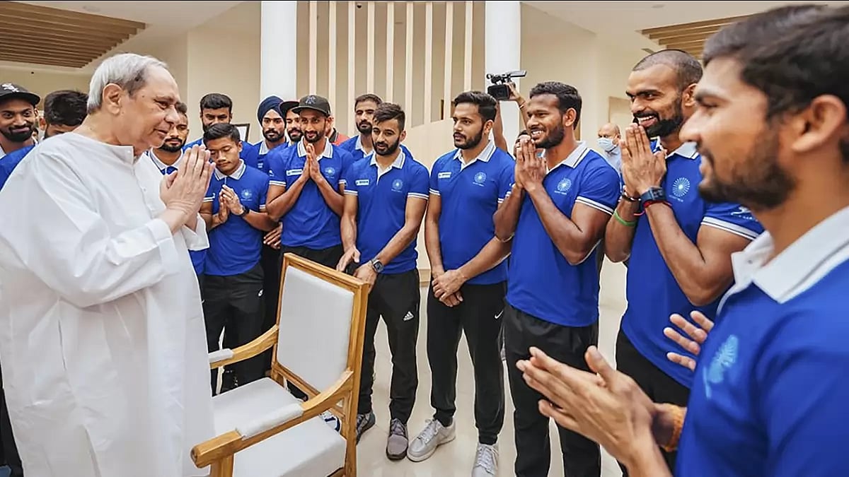 Naveen Patnaik with mens hockey team