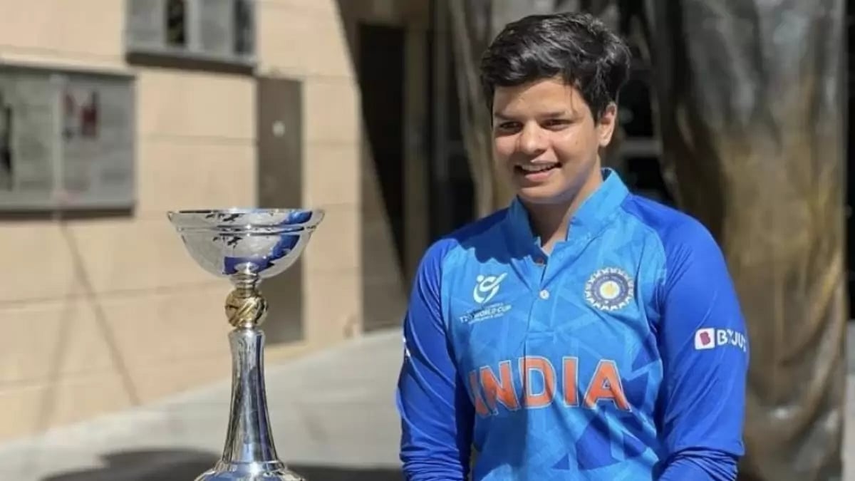India captain Shafali Verma poses with the U-19 World Cup trophy.
