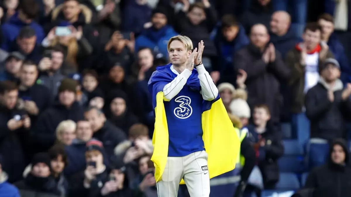 Mudryk acknowledges the reception at halftime during the match between Chelsea and Crystal Palace.