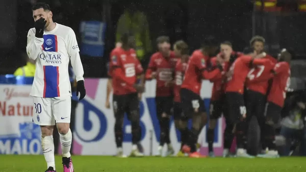 This is Paris Saint-Germain's second straight away defeat in the French league.