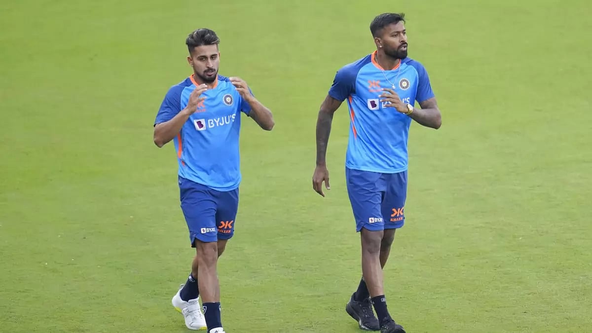 Umran Malik, left, trains with Hardik Pandya ahead of the 2nd ODI against NZ on Friday.