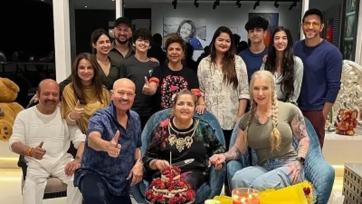 Hrithik Roshan, Saba Azad Join Family On Sunaina Roshan's Birthday