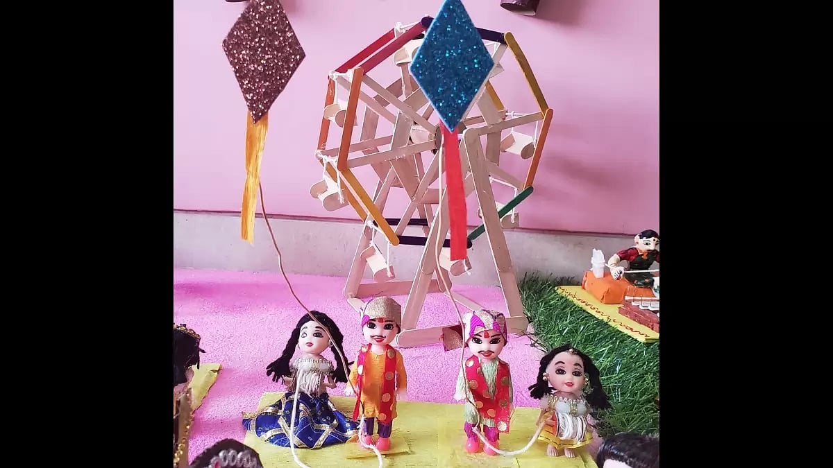 Bommala Kovulu dolls representing kite flying competition