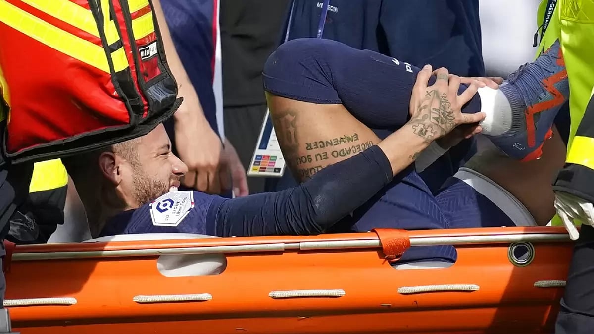 Ligue 1: Neymar Leaves Pitch On Stretcher After Suffering Injury Against Lille