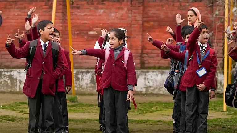 Schools reopen in Srinagar - null