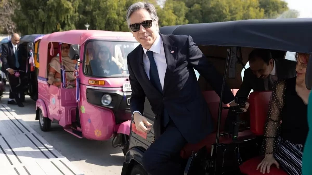 US Secretary of State Antony Blinken getting out of a three-wheeler in New Delhi