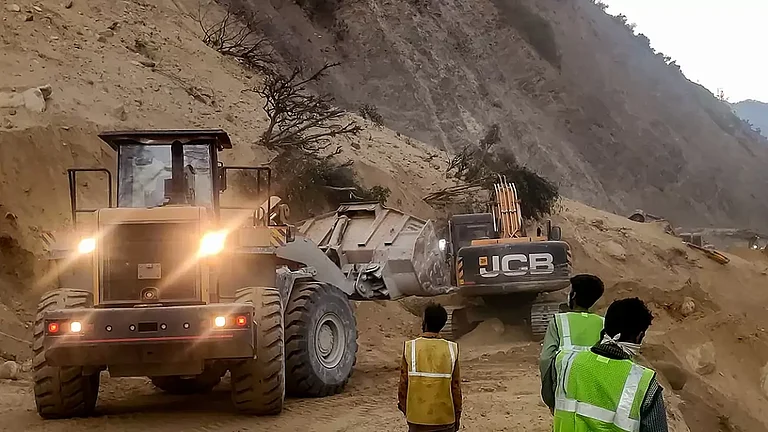 Landslide hits Jammu-Srinagar highway - null