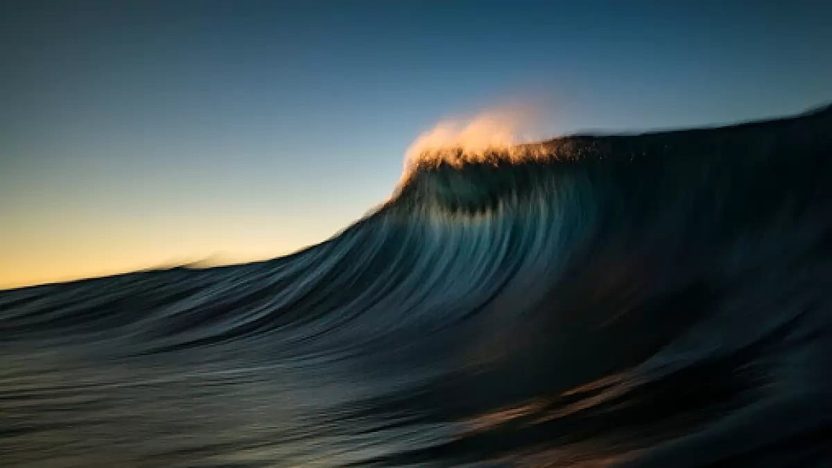 Lingering salt in claustrophobic sea...