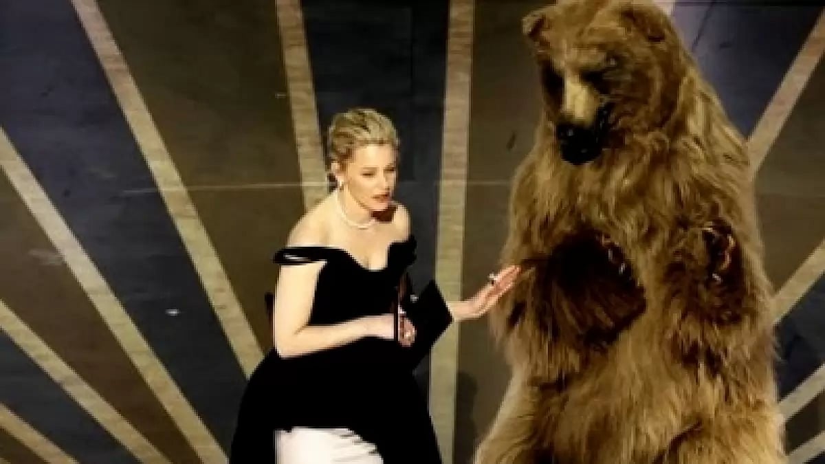 Elizabeth Banks Trips On Stage