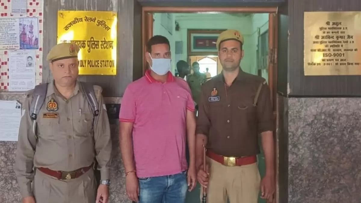 Police arrest the off duty TTE Munna Kumar for urinating on passenger in train