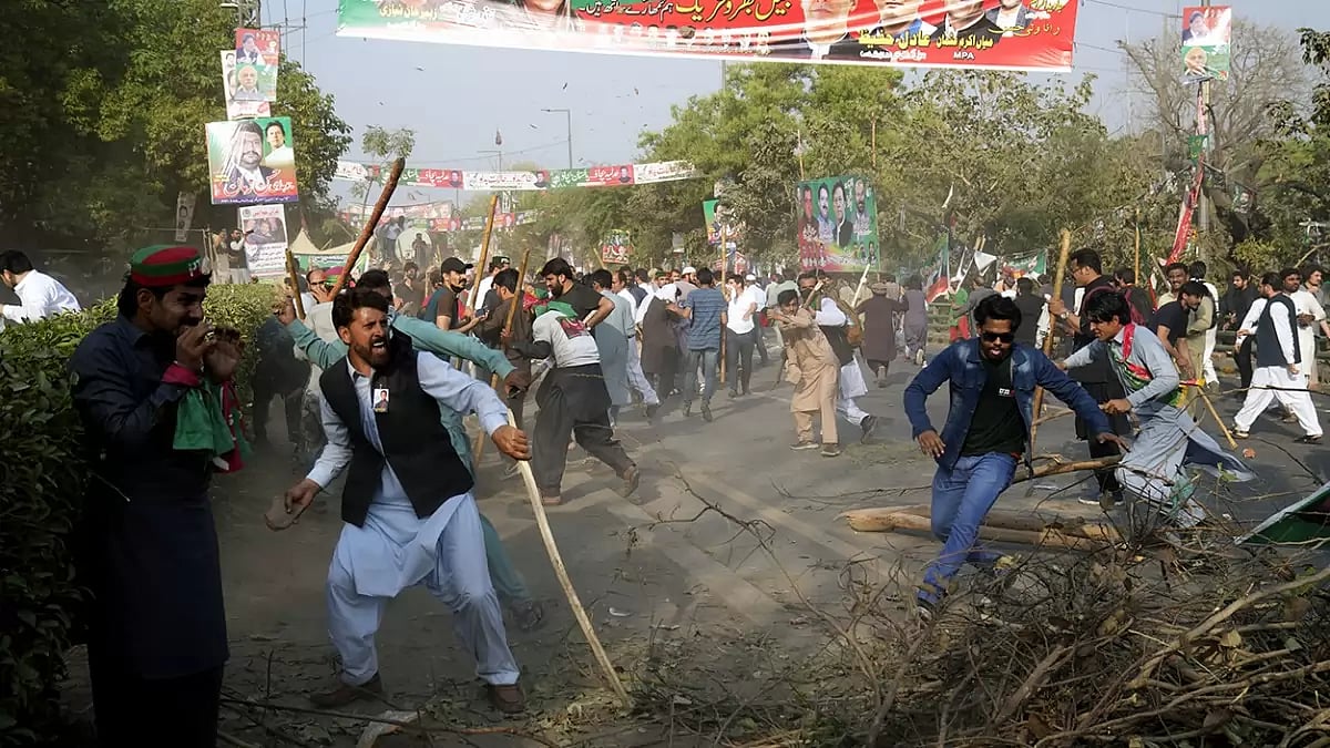 Clashes Outside Imran Khan Residence