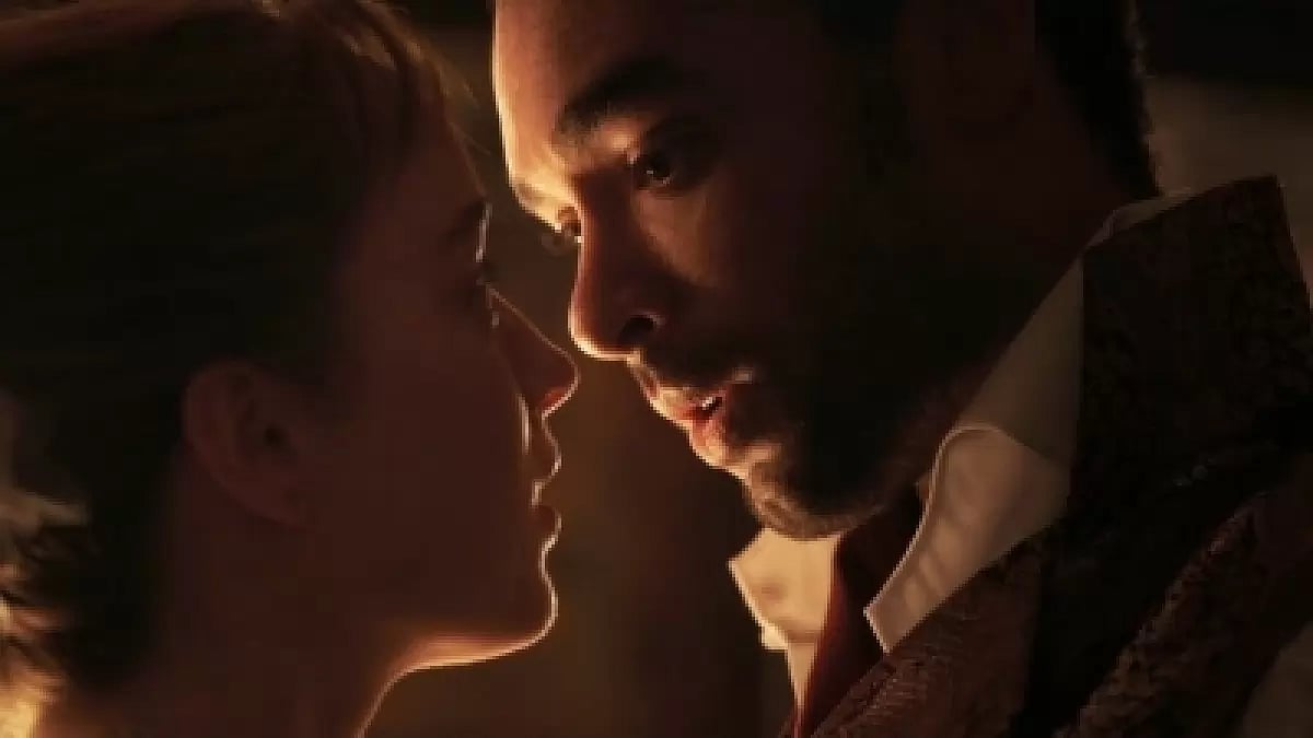 Rege-Jean Page and Phoebe Dynevor