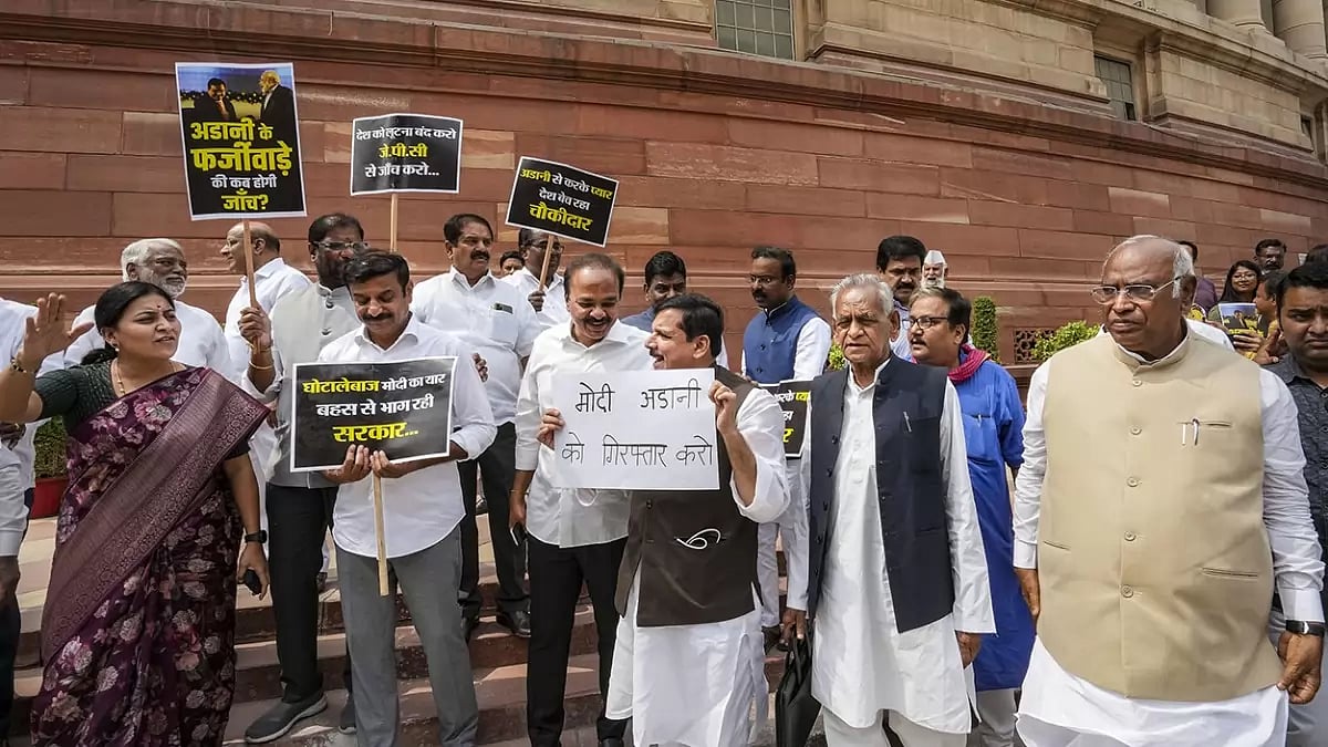 Opposition MPs protest at Parliament