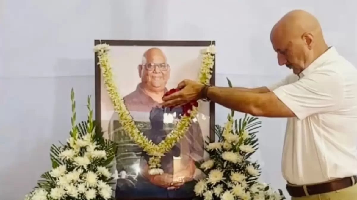 Anupam Kher attends Satish Kaushiks prayer meet