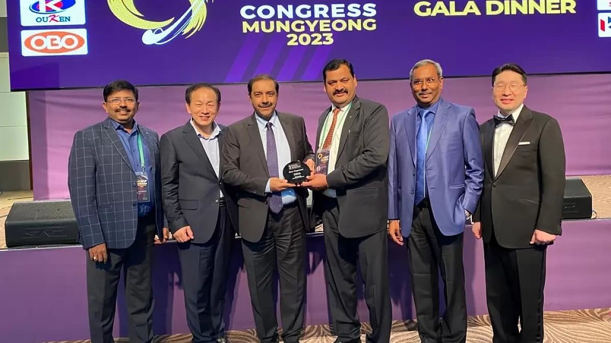 HI secretary-general Bhola Nath Singh, third right, receives the award on Thursday.
