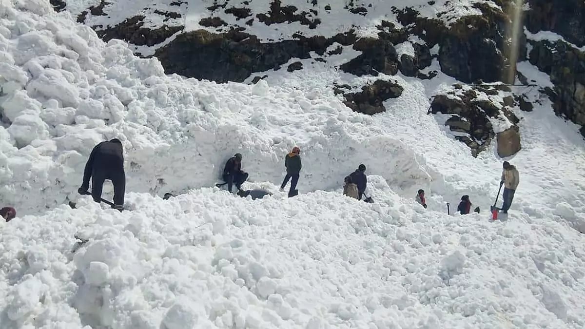Snows removing from walkway