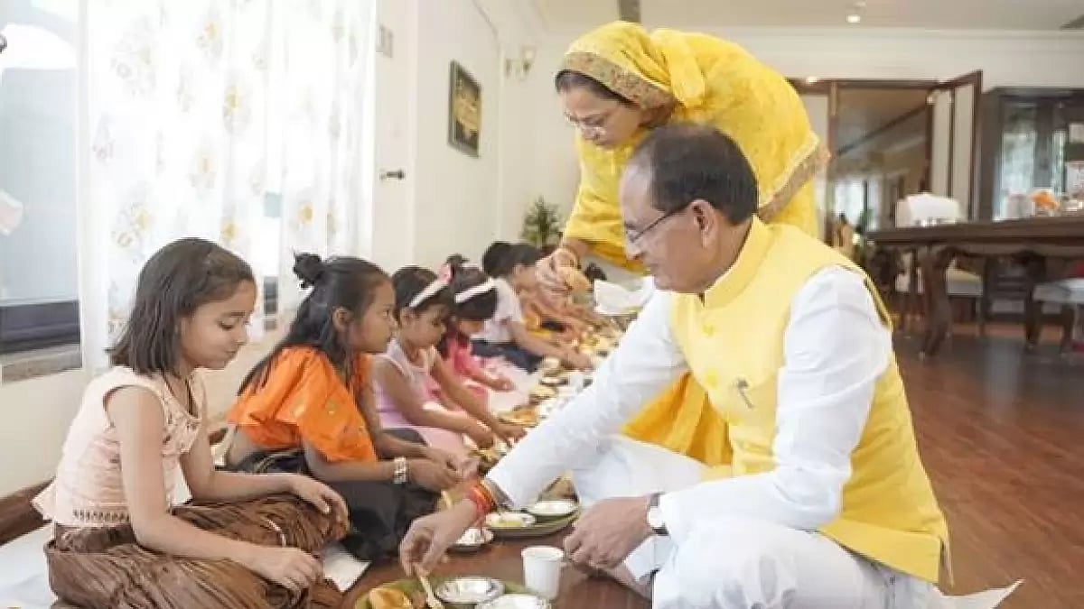 CM Chouhan with his wife distributing prasad during Kanya Bhoj