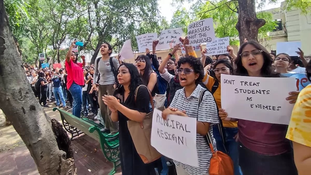 Protesting women students in Delhis North Campus area