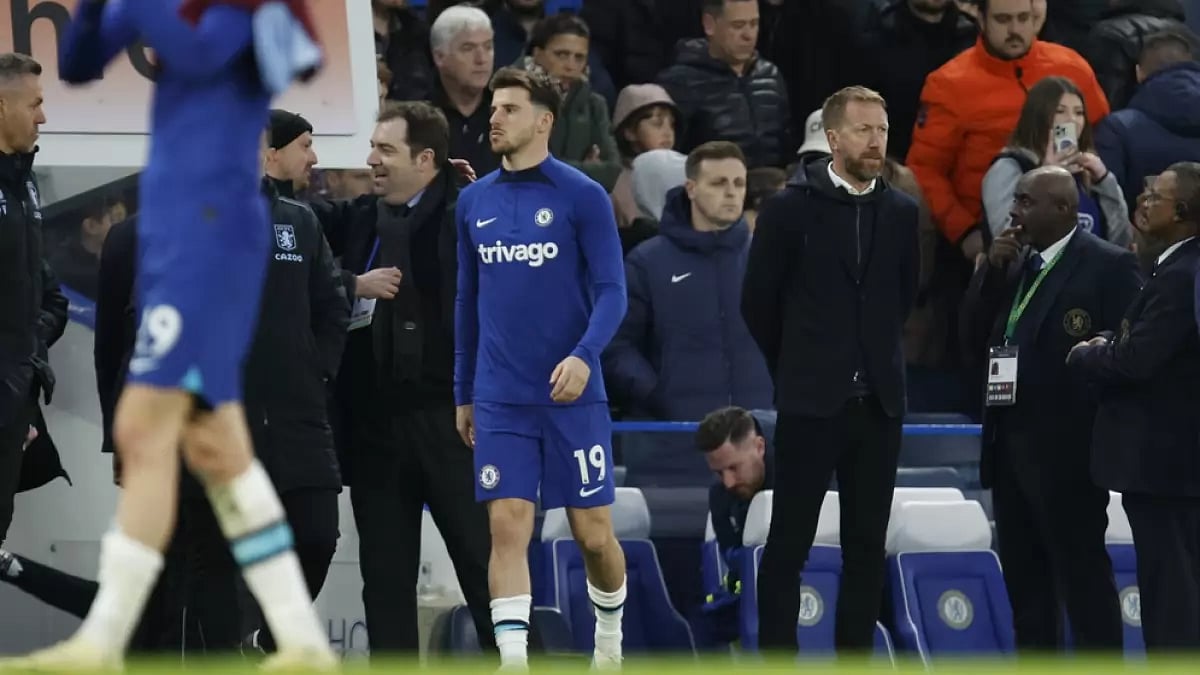 Chelsea head coach Graham Potter (R) was fired by the board after a series of poor results.