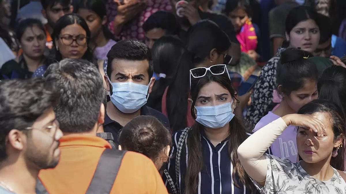COVID cases rise: Crowded Sarojni Nagar market