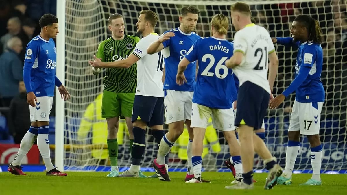 The point lifts Everton three places up to 15th while Tottenham climb to fourth on goal difference.