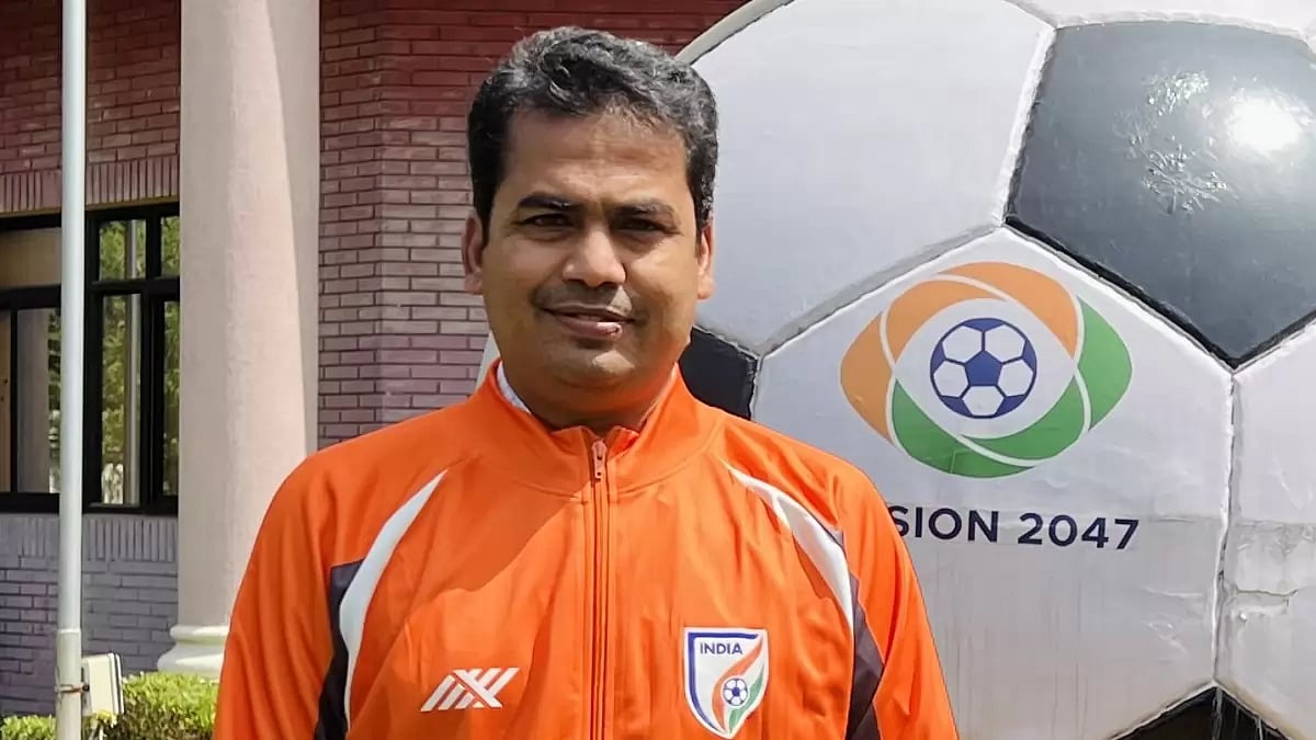 Pasha made his debut for the national team in the 1993 Nehru Cup and played 12 matches.