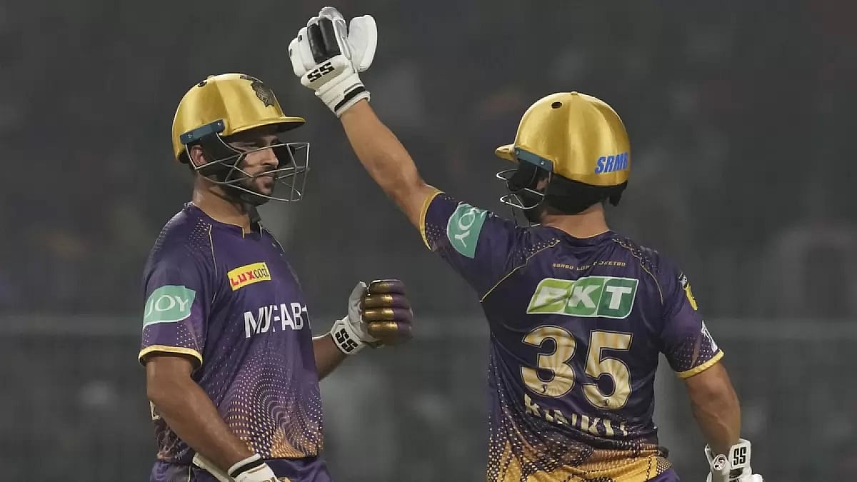 Rinku Singh, right, congratulates Shardul Thakur on his half-century against RCB on Thursday.
