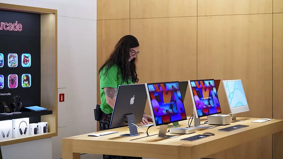 Apple Opens First Store In Delhi; CEO Tim Cook Welcomes Customers