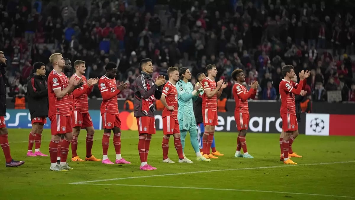 A dejected Bayern side acknowledges the fans after losing to City on Wednesday.
