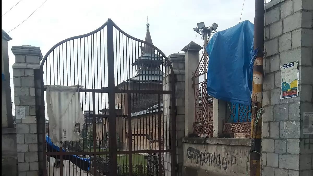 Srinagar: Jamia Masjid gates were closed on Eid-ul-Fitr.