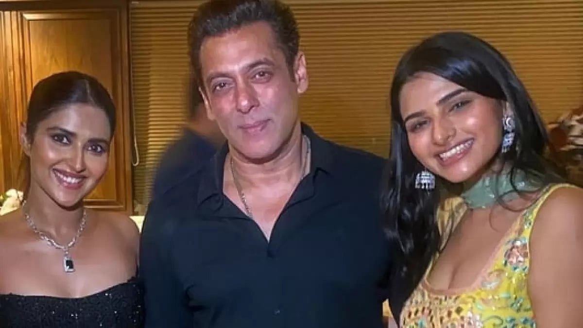 Salman Khan With Bhagyashree, Mohnish Bahl's Daughters