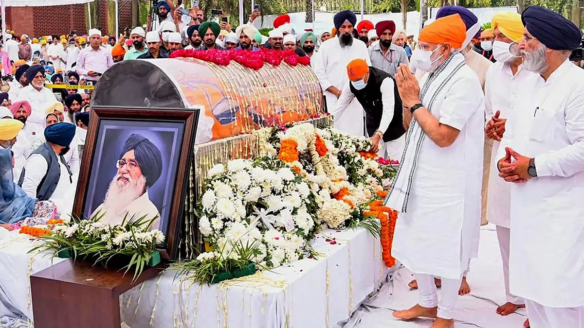 PM pays tribute to Parkash Singh Badal