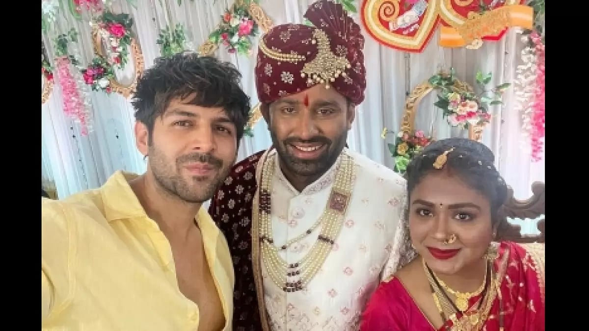 Kartik Aaryan Attends His Bodyguards Wedding, Poses For Pictures